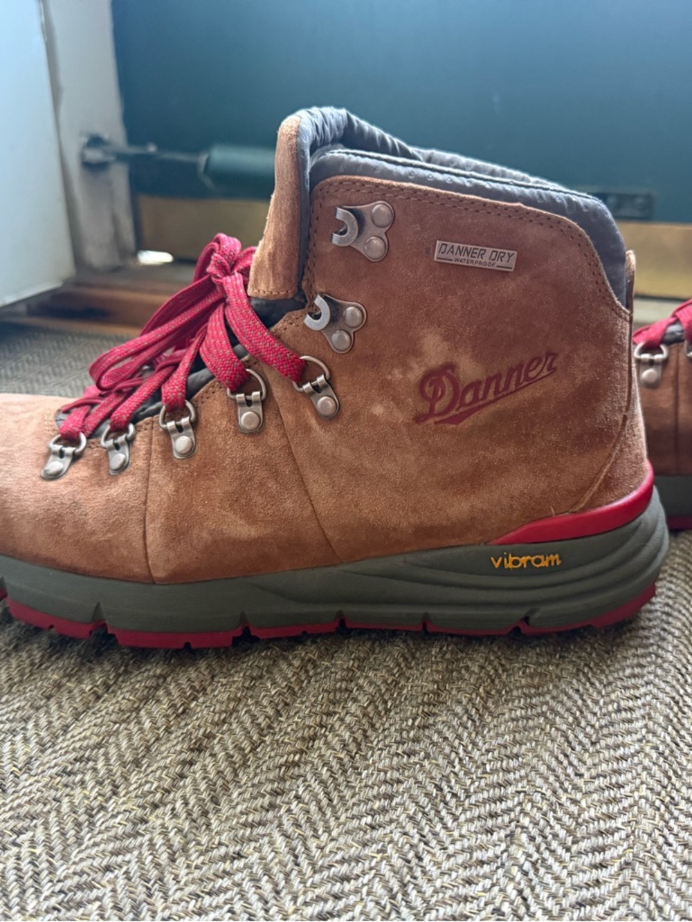 Danner Mountain 600 Brown/Red Men’s Size 8 Lace-Up Hiking Boots with Red Laces